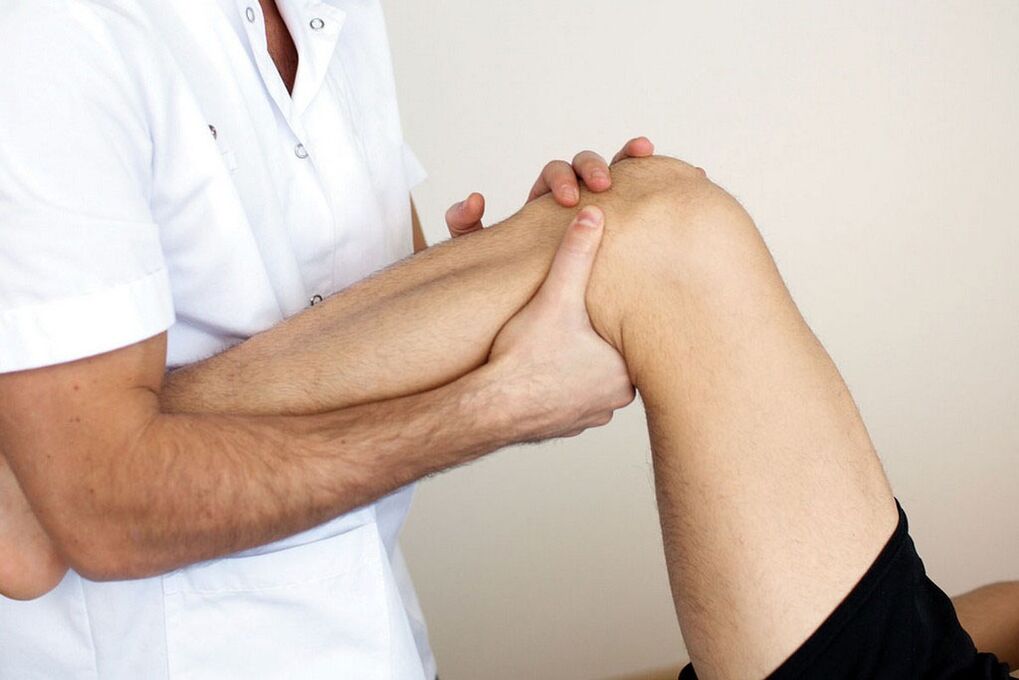 doctor examining a knee with osteoarthritis